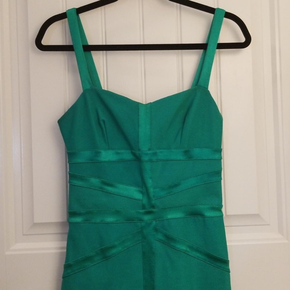 Green sleeveless bodycon dress